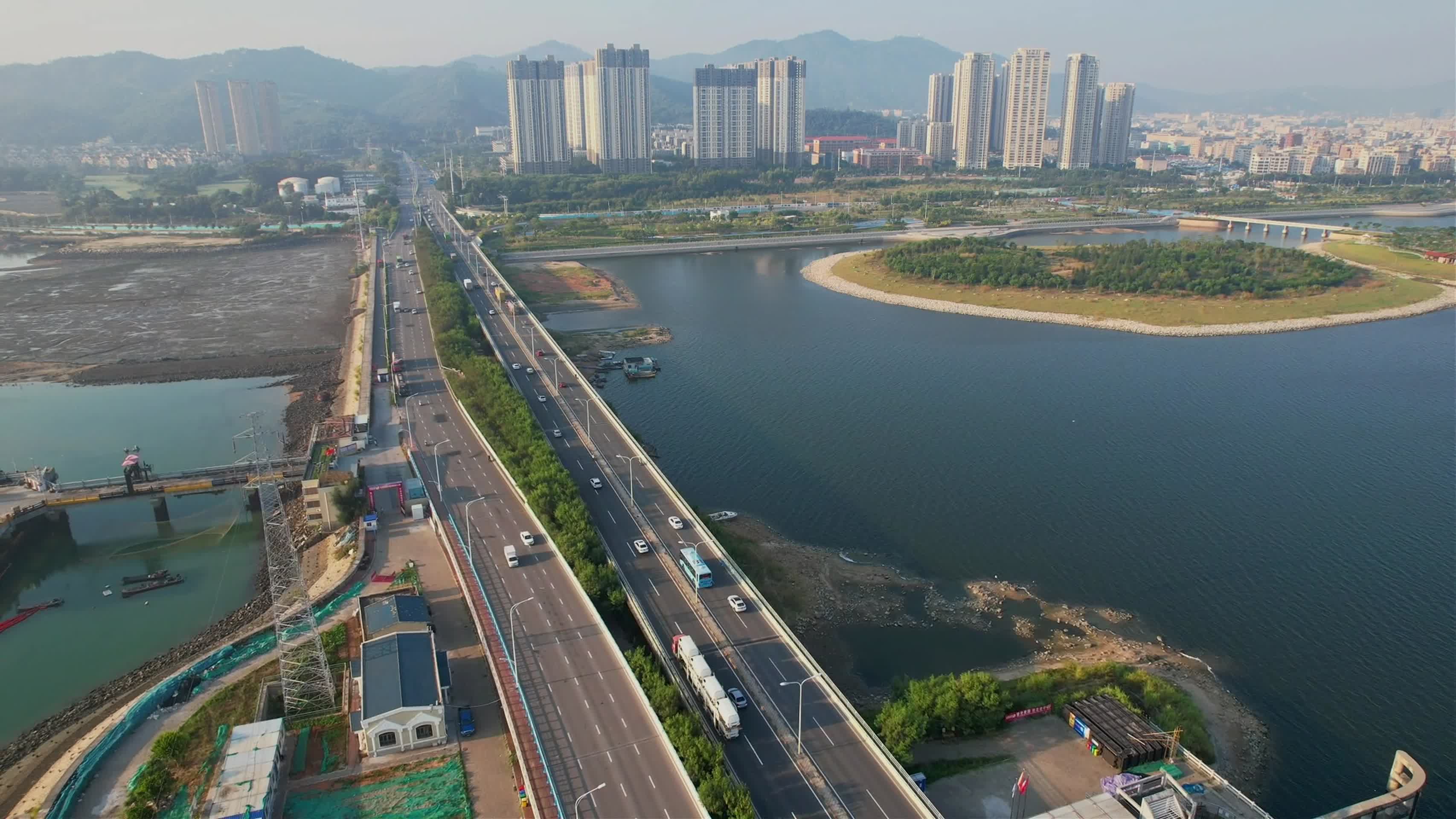 航拍厦门新阳大桥景观视频的预览图