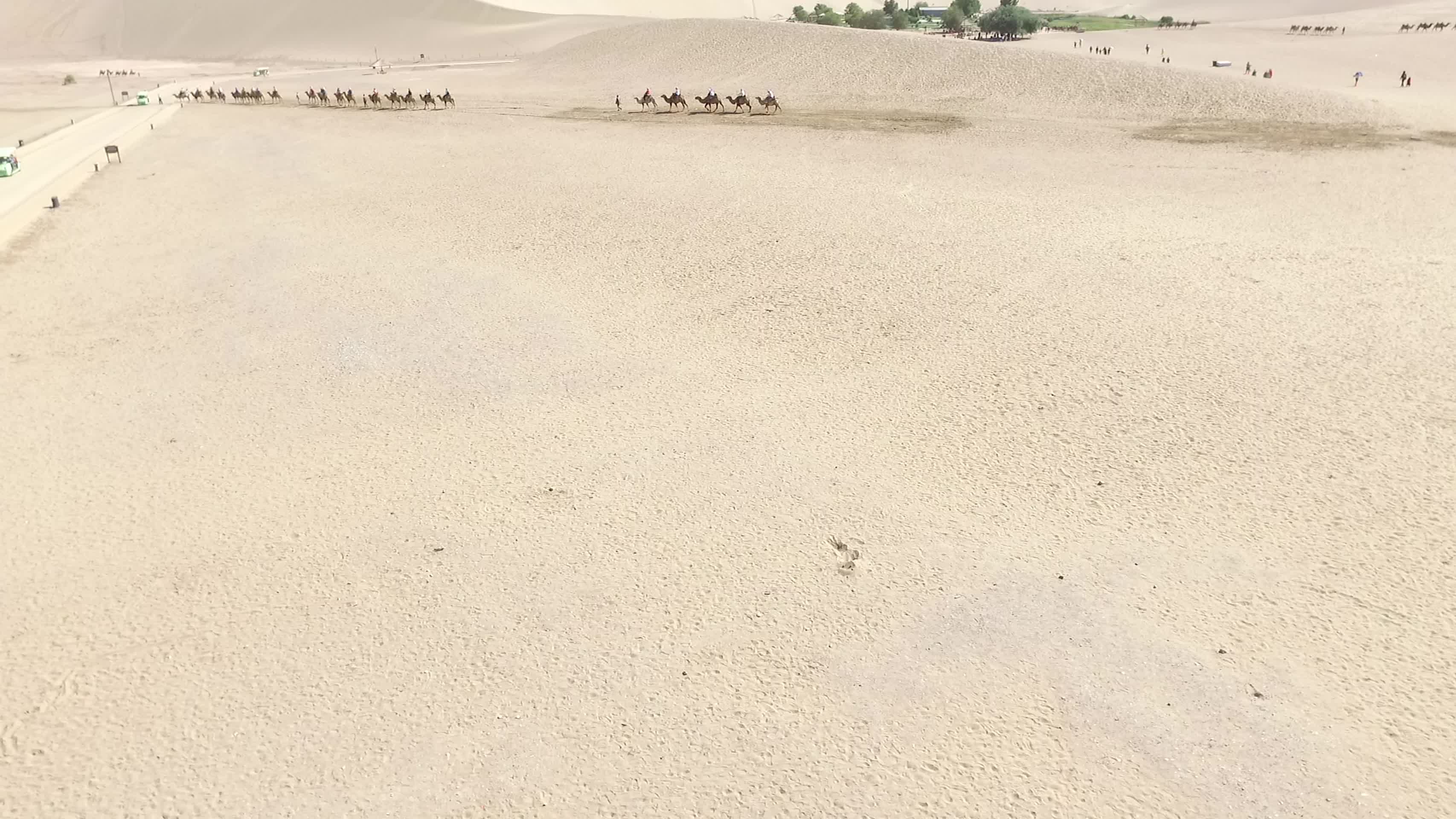 月牙泉鸣沙山航拍视频的预览图