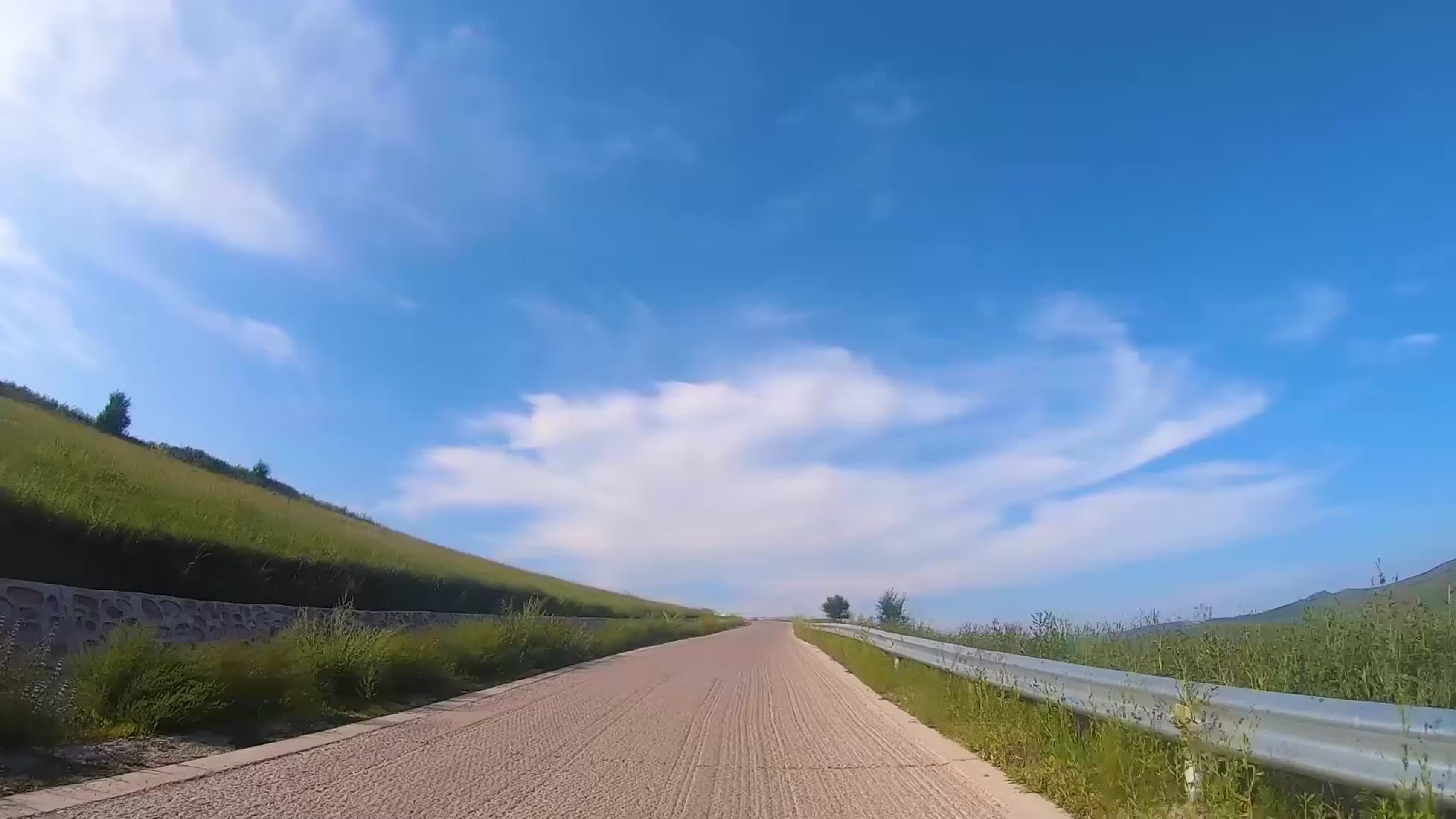 草原公路开车行驶第一视角视频的预览图