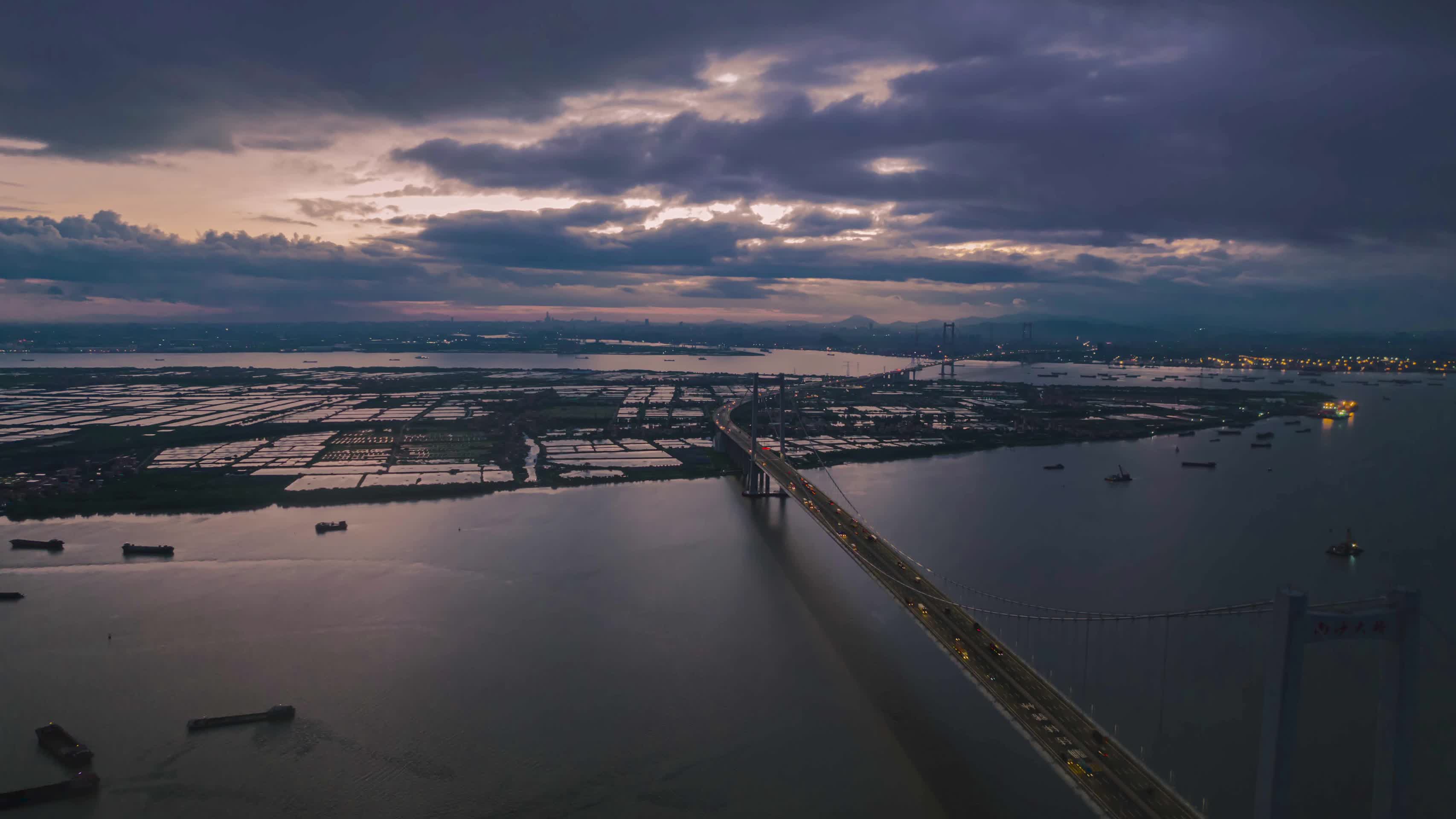8K航拍广州南沙大桥震撼天气大桥交通延时视频的预览图