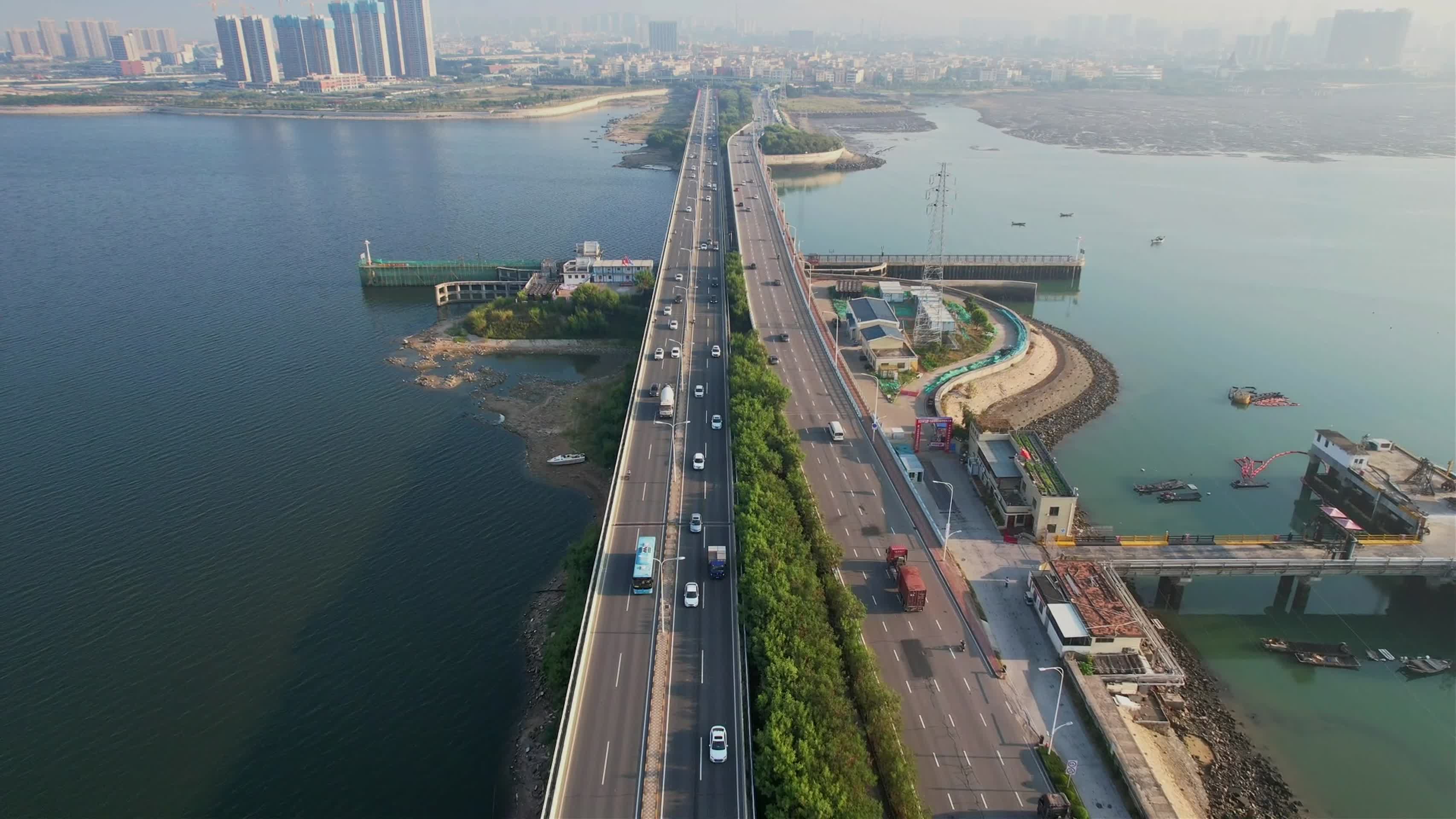 航拍厦门新阳大桥景观视频的预览图