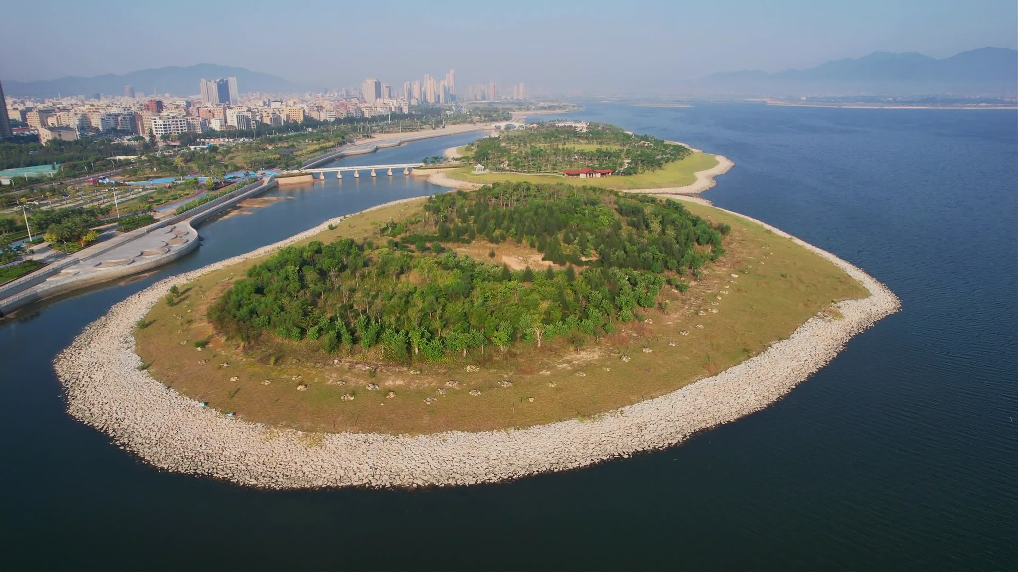 航拍厦门马銮湾生态公园景观视频的预览图