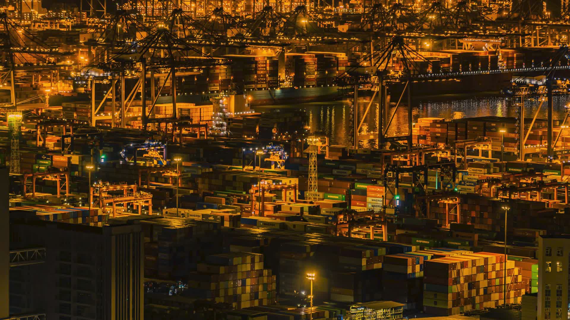8K深夜集装箱港口物流延时摄影视频的预览图