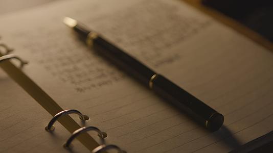 4K实拍夜晚写日记写钢笔字视频的预览图