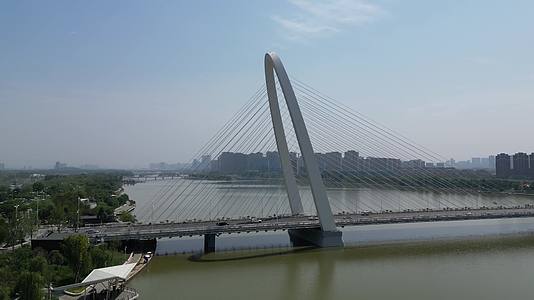 西安浐灞彩虹桥灞河生态区航拍视频的预览图