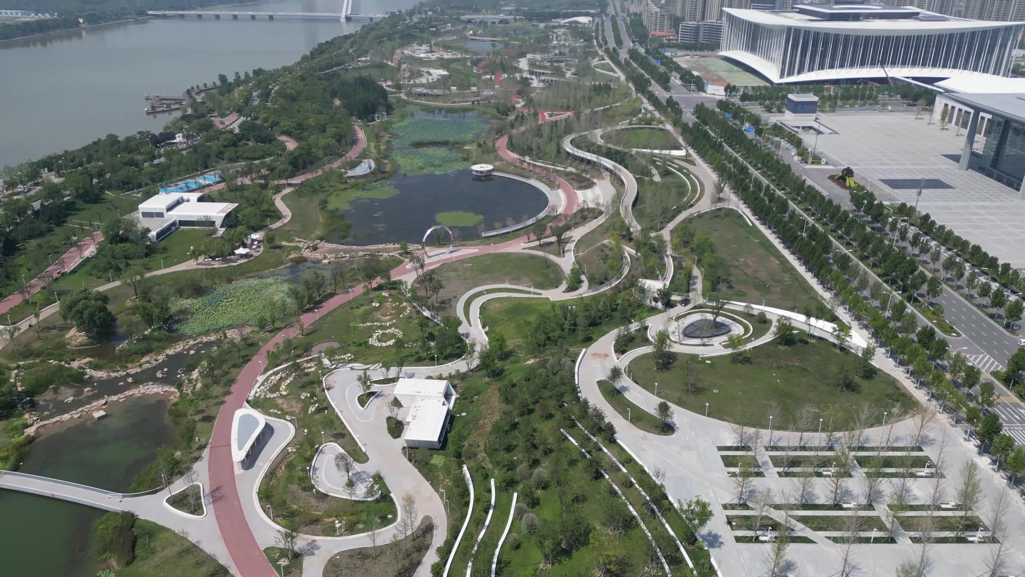西安浐灞东郊新城公园灞河生态区航拍视频的预览图