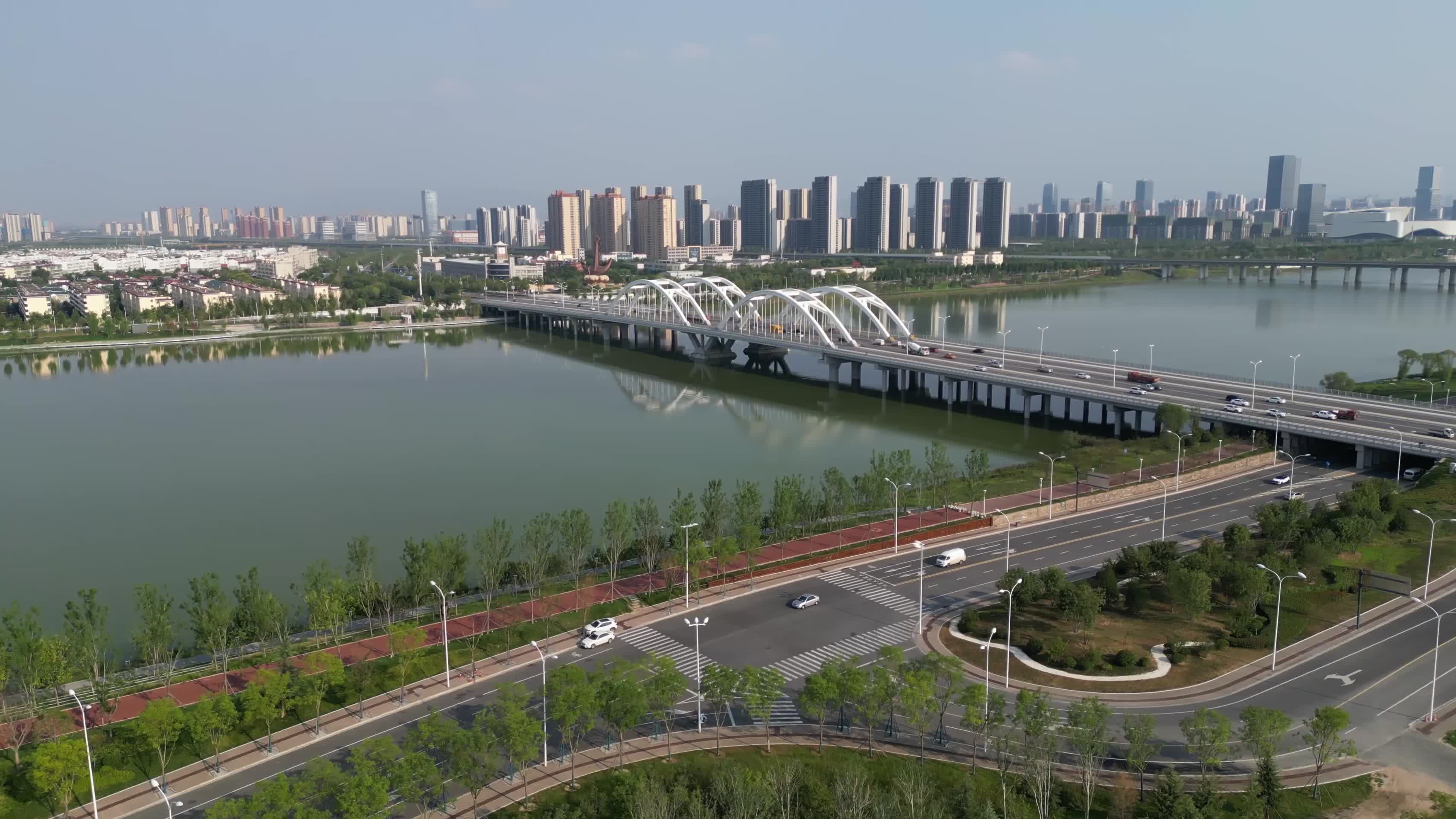 西安浐灞广运大桥灞河生态区地铁航拍2视频的预览图