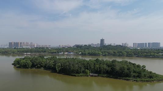 西安浐灞广运潭灞河生态区地铁航拍视频的预览图
