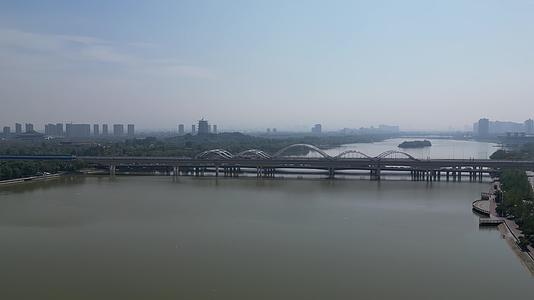 西安浐灞广运大桥灞河生态区地铁航拍视频的预览图