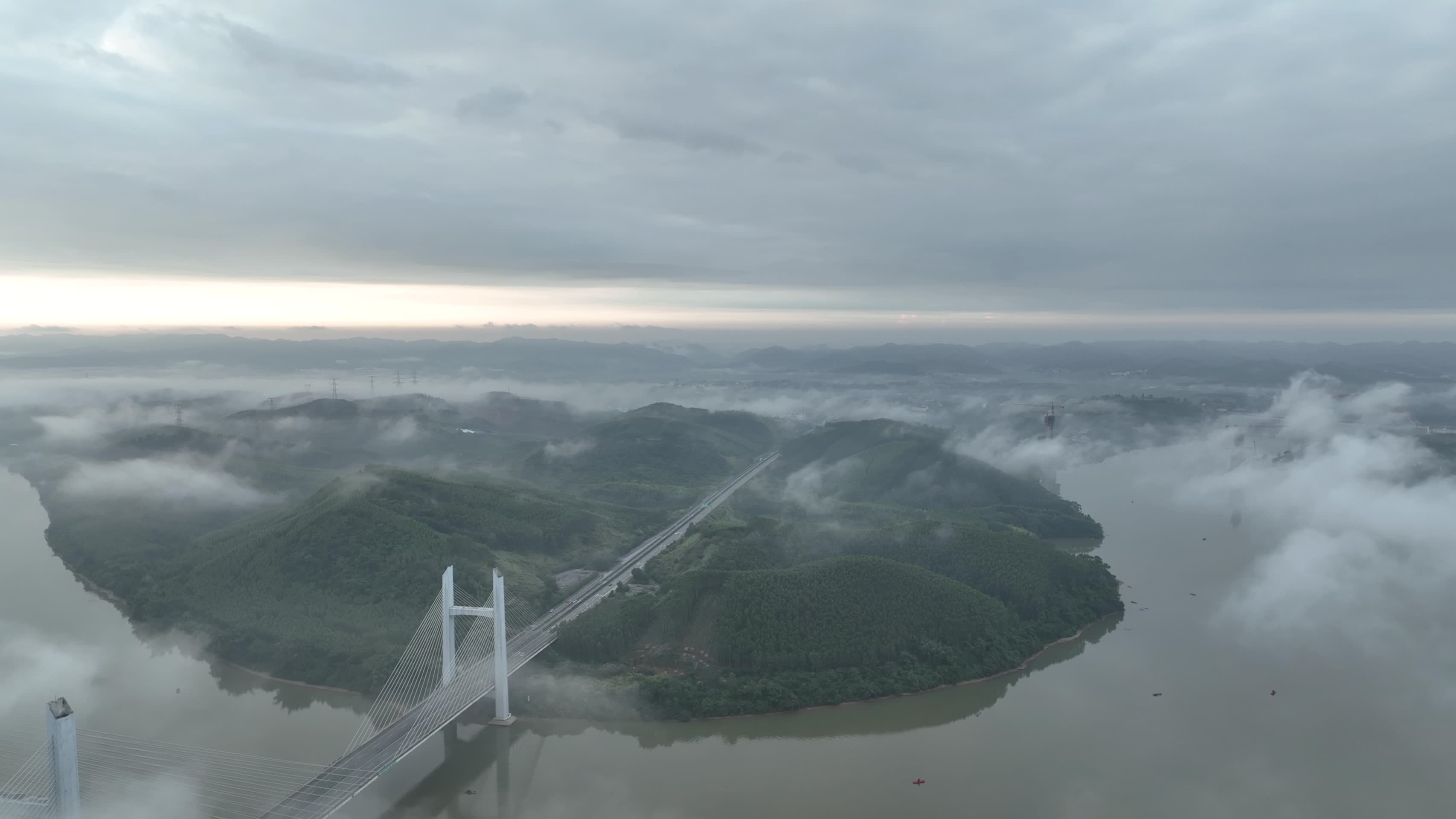 超高清航拍南宁六律大桥云雾风光视频的预览图