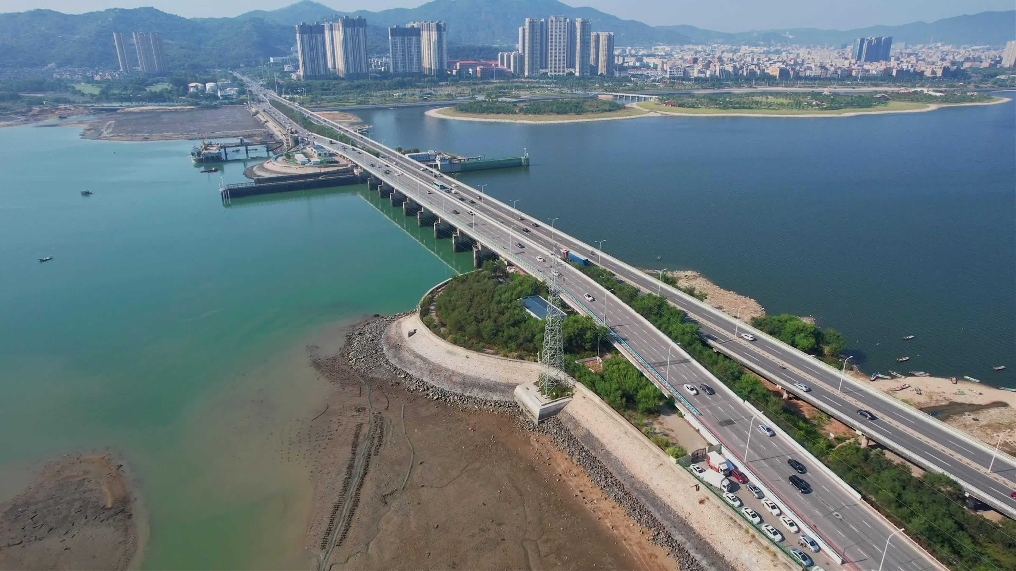 航拍厦门新阳大桥建筑景观视频的预览图
