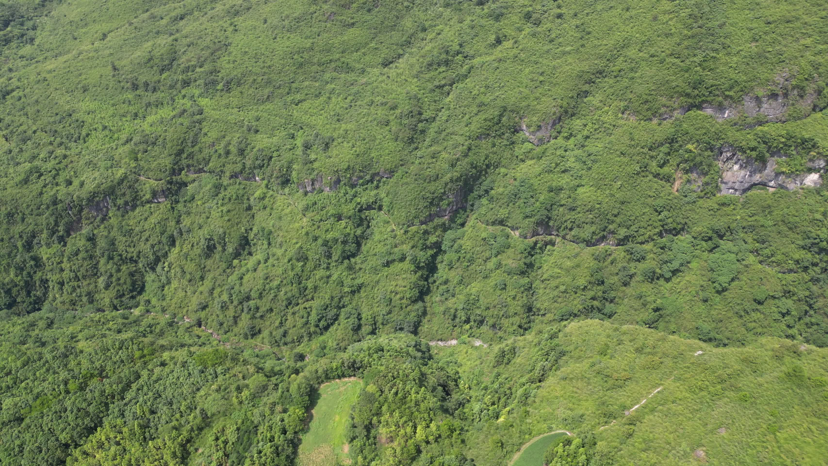 航拍大自然天然山谷视频的预览图
