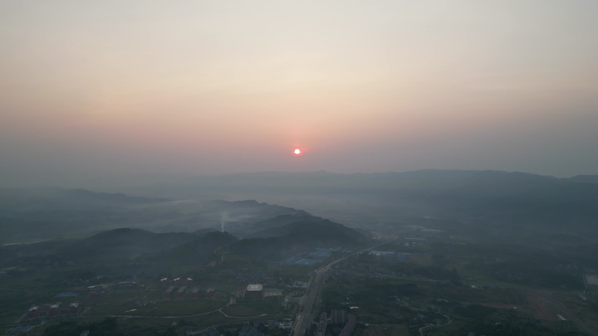 航拍清晨山川日出迷雾视频的预览图