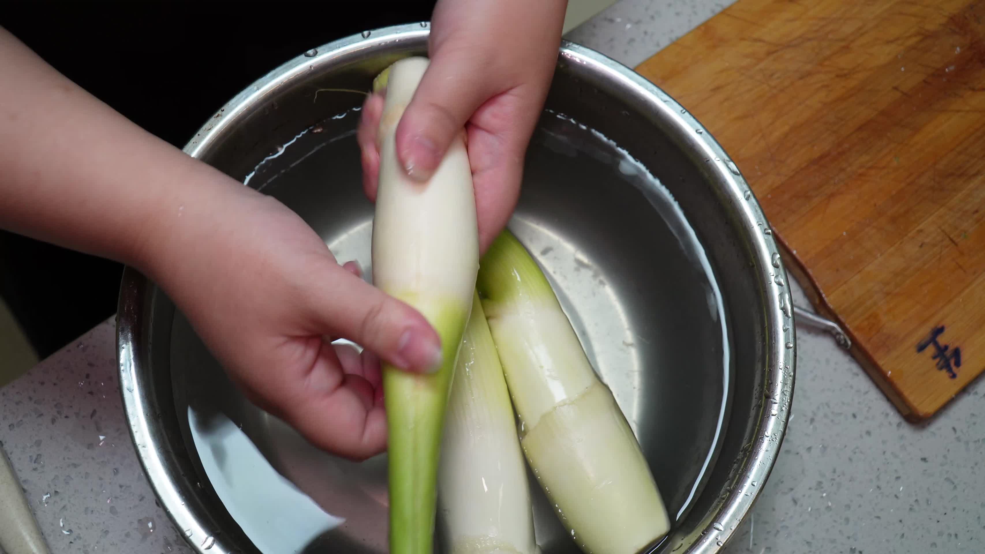 剥茭白茭瓜去皮清洗削皮蔬菜视频的预览图