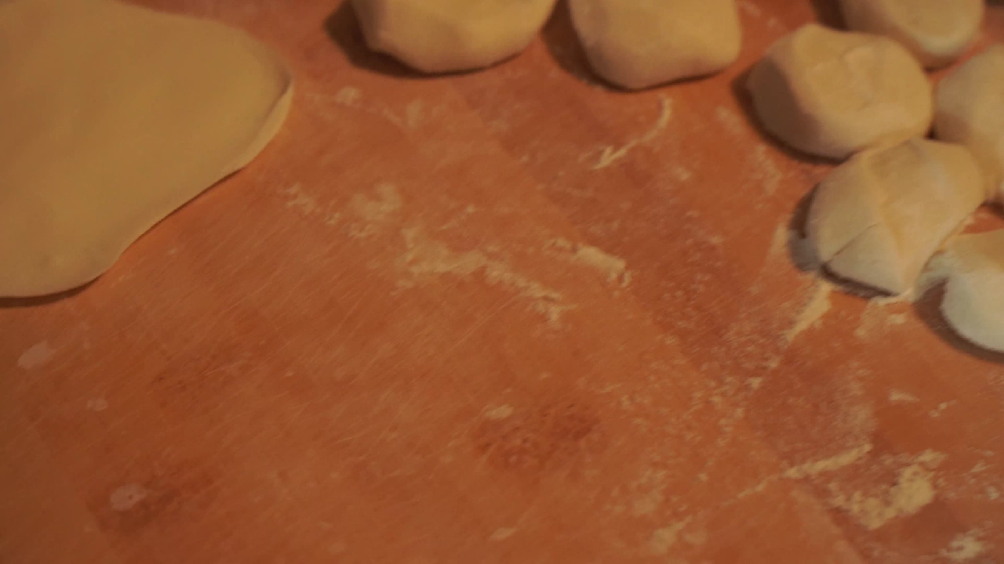 面板案板擀饺子皮和面擀面杖视频的预览图