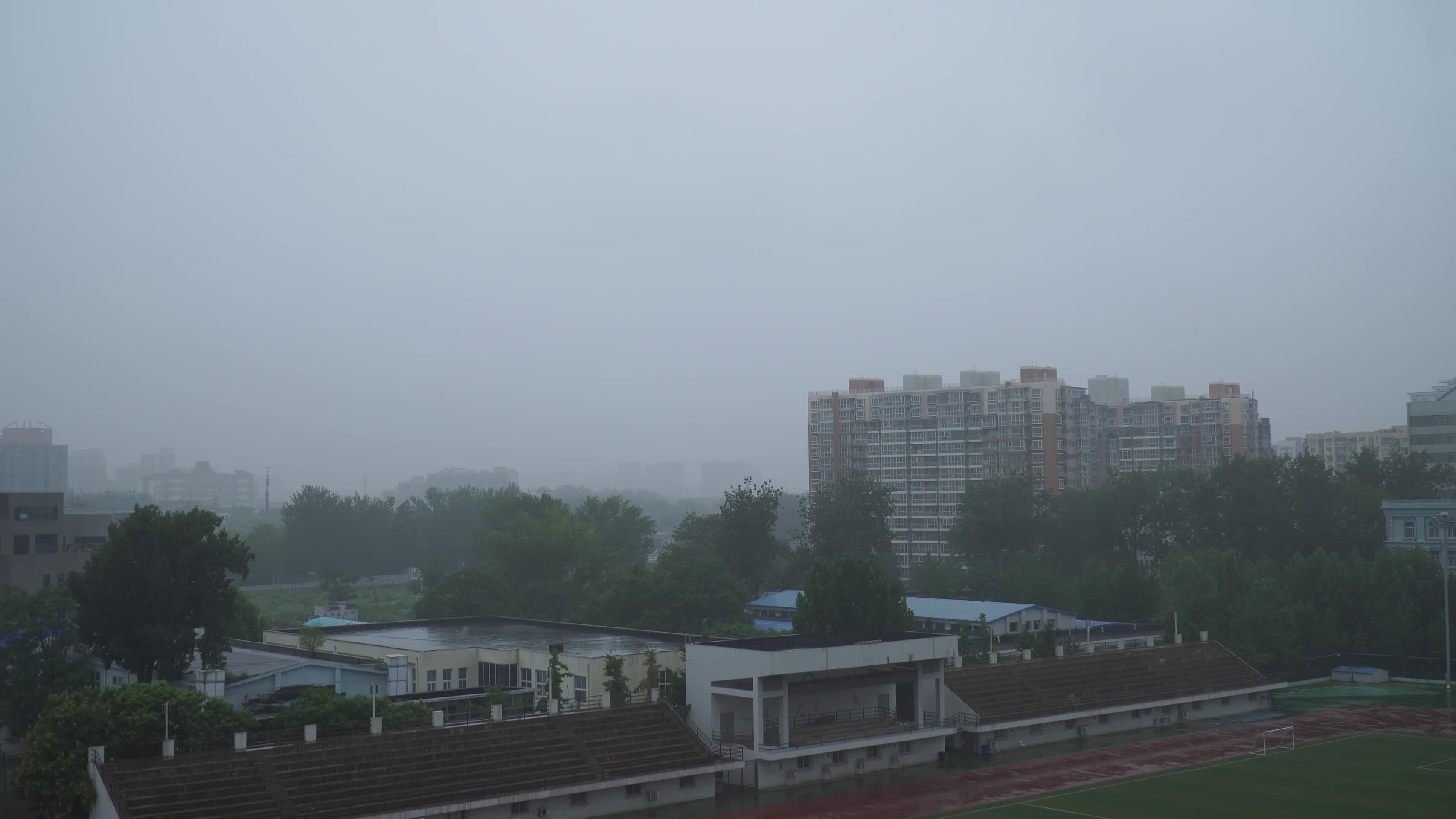 阴天雨雾下雨中的城市楼房视频的预览图