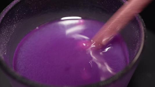 冲泡葡萄果汁融化紫色蔬菜粉视频的预览图