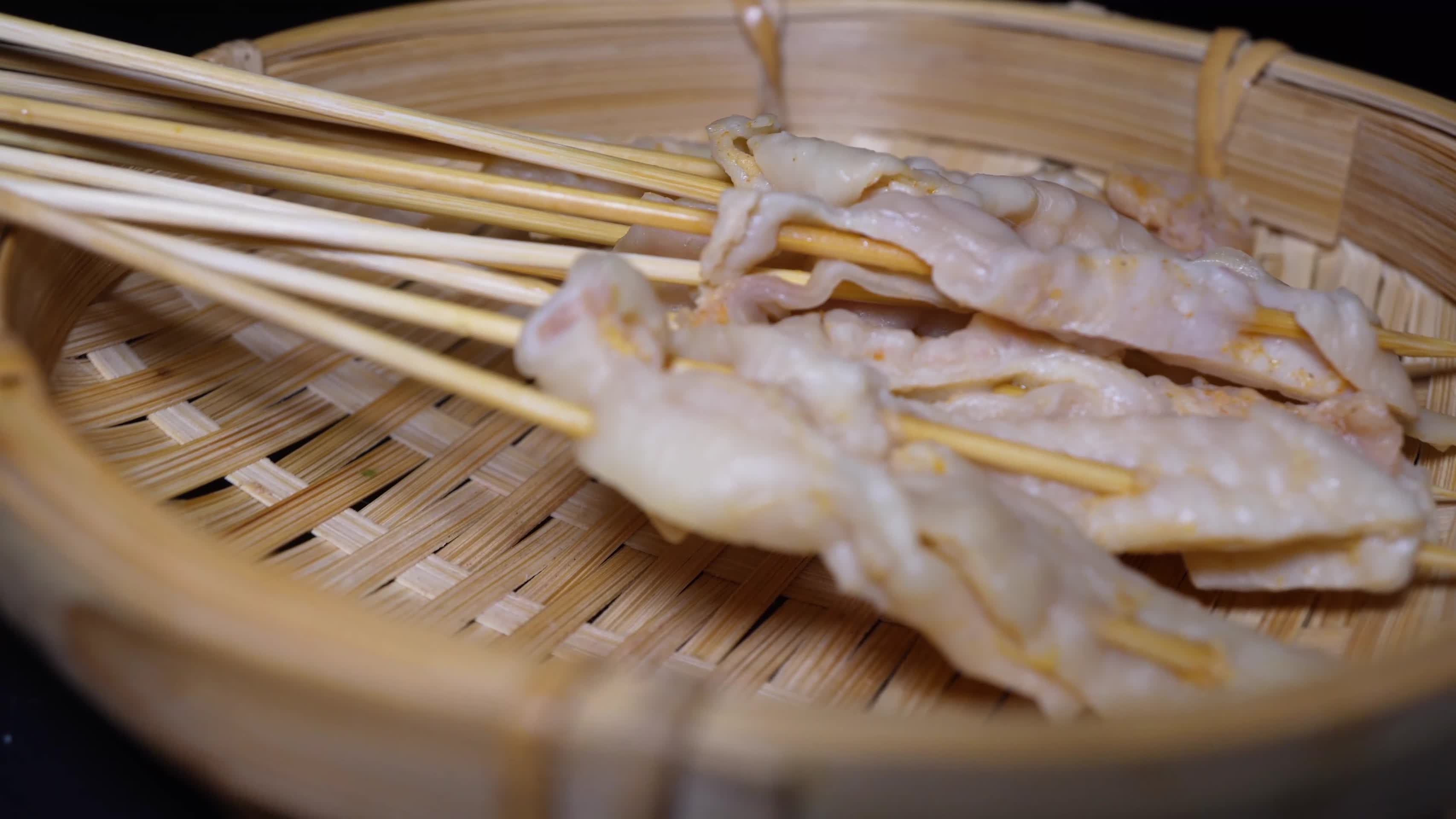 鸡皮串小串肉串钵钵鸡炸串烤串美食视频的预览图