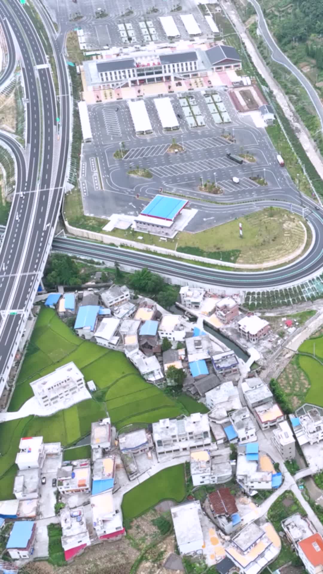 高清竖屏航拍贵州高速路毛尖服务区视频的预览图