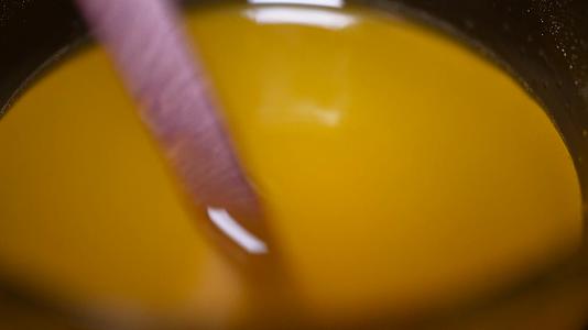 橙子果汁橘子果汁清水玻璃杯冲泡视频的预览图