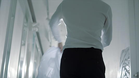 疫情医生穿上白大褂逆光前行医生逆行者背影视频的预览图