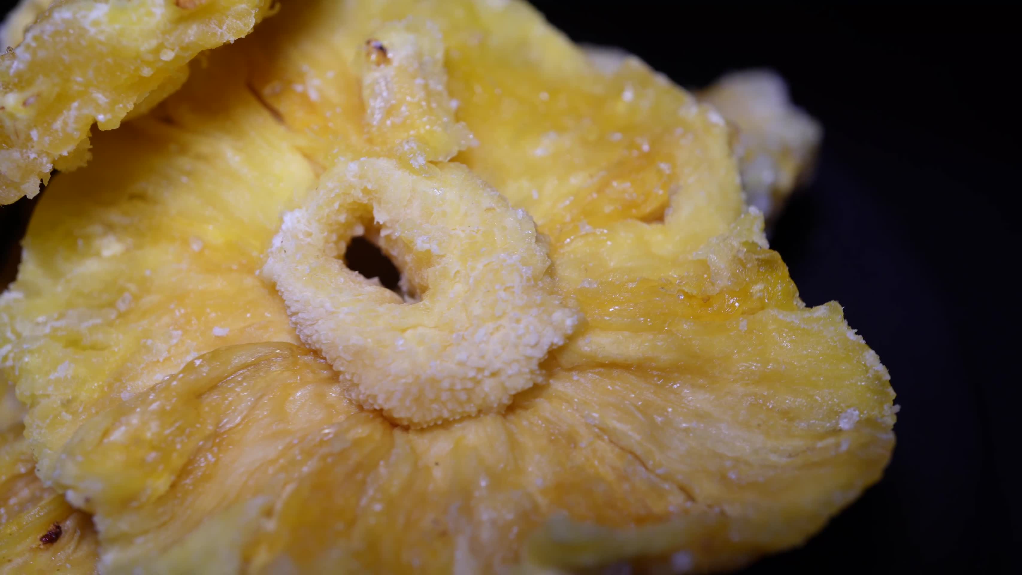 水果干菠萝片冻干水果蜜饯凤梨干视频的预览图