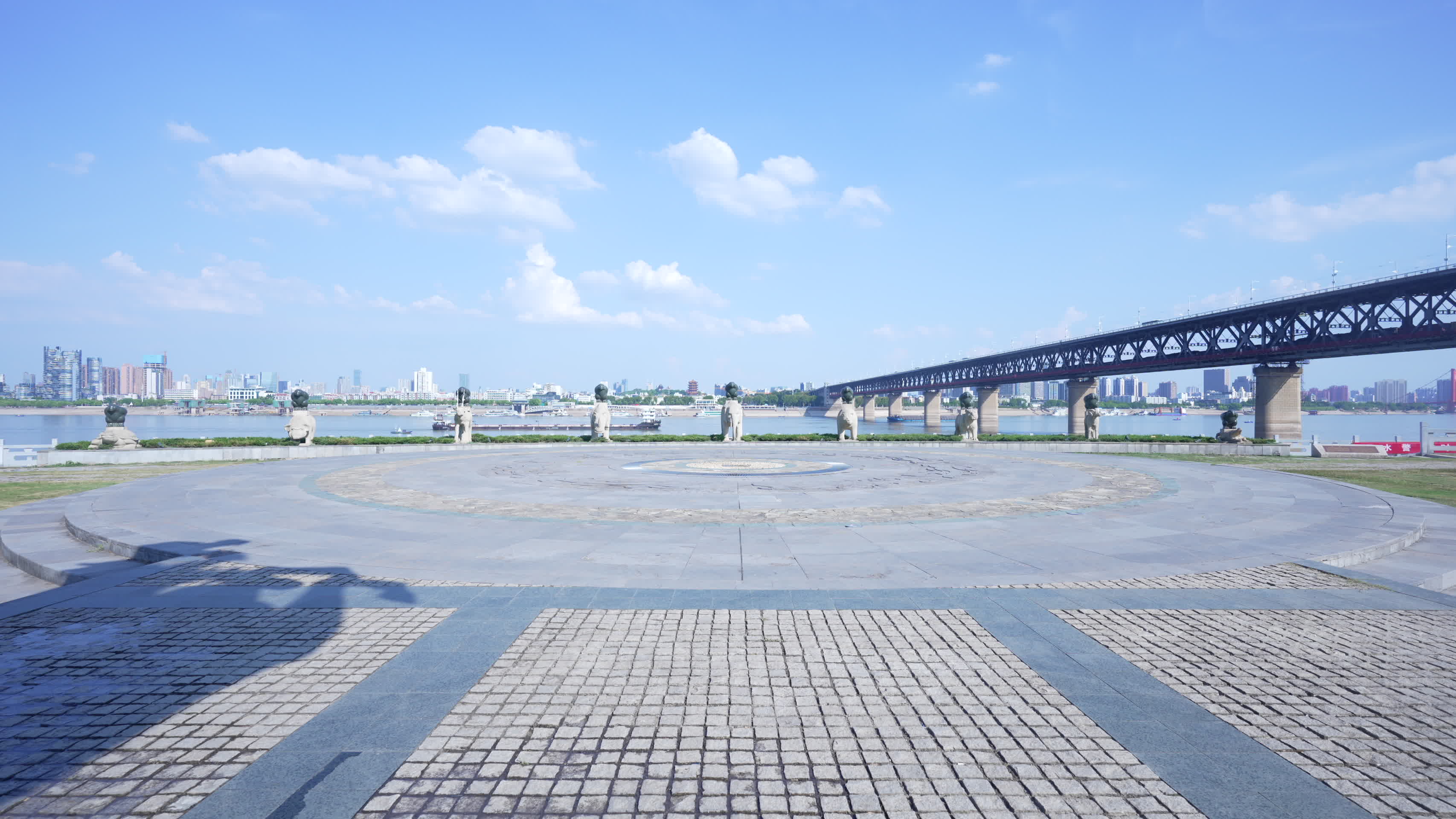 武汉汉阳江滩大禹神话园风景视频的预览图
