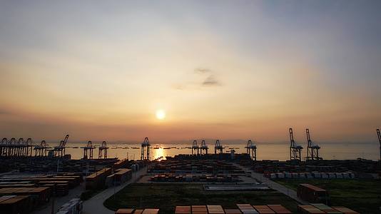 4K航拍货运港口码头集装箱日出朝霞风光视频的预览图