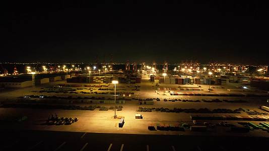 4K深夜港口码头物流持续工作视频视频的预览图