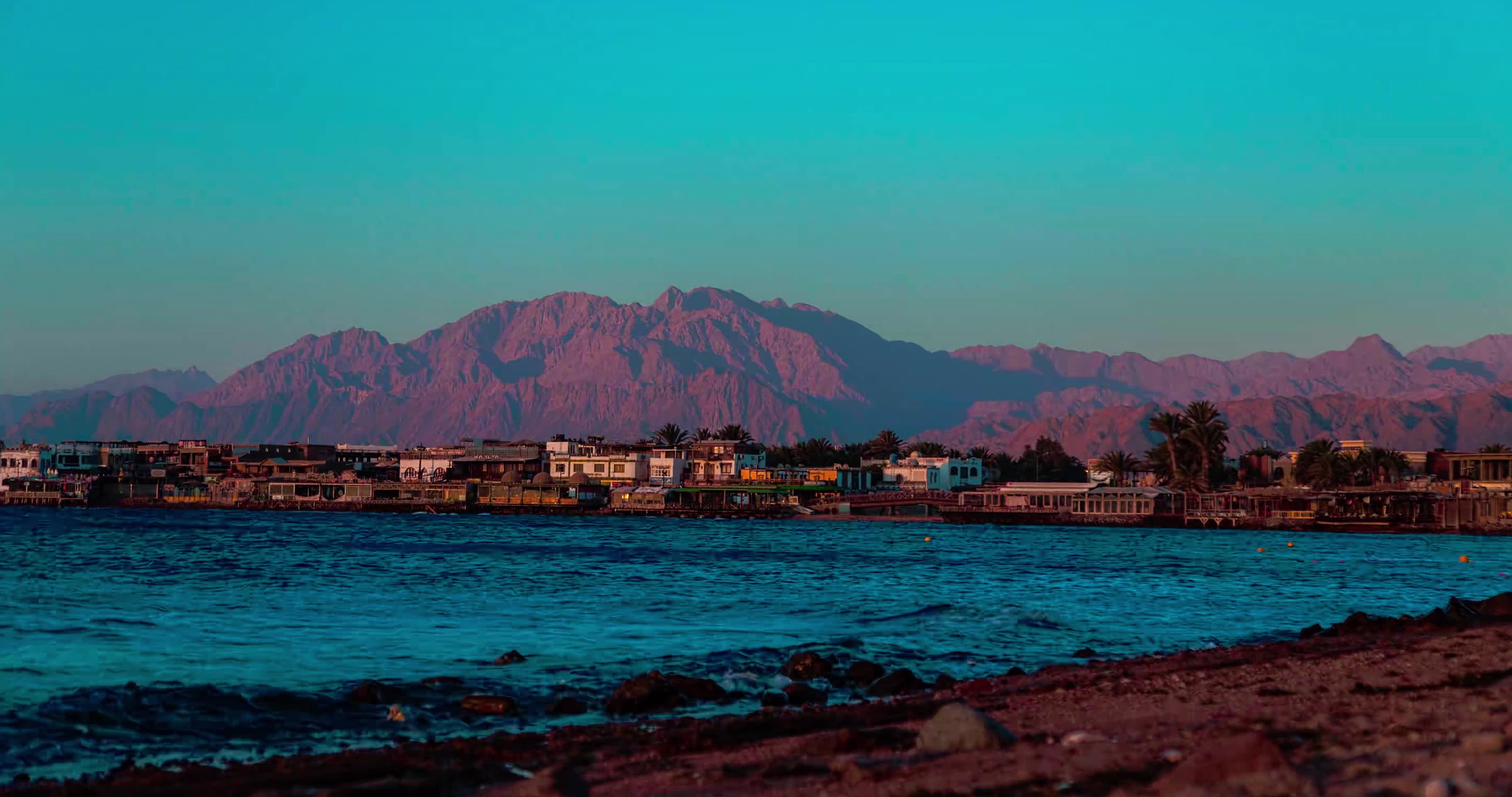 清晨时分的红海小镇视频的预览图