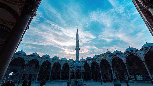 蓝色清真寺的宣礼塔视频的预览图