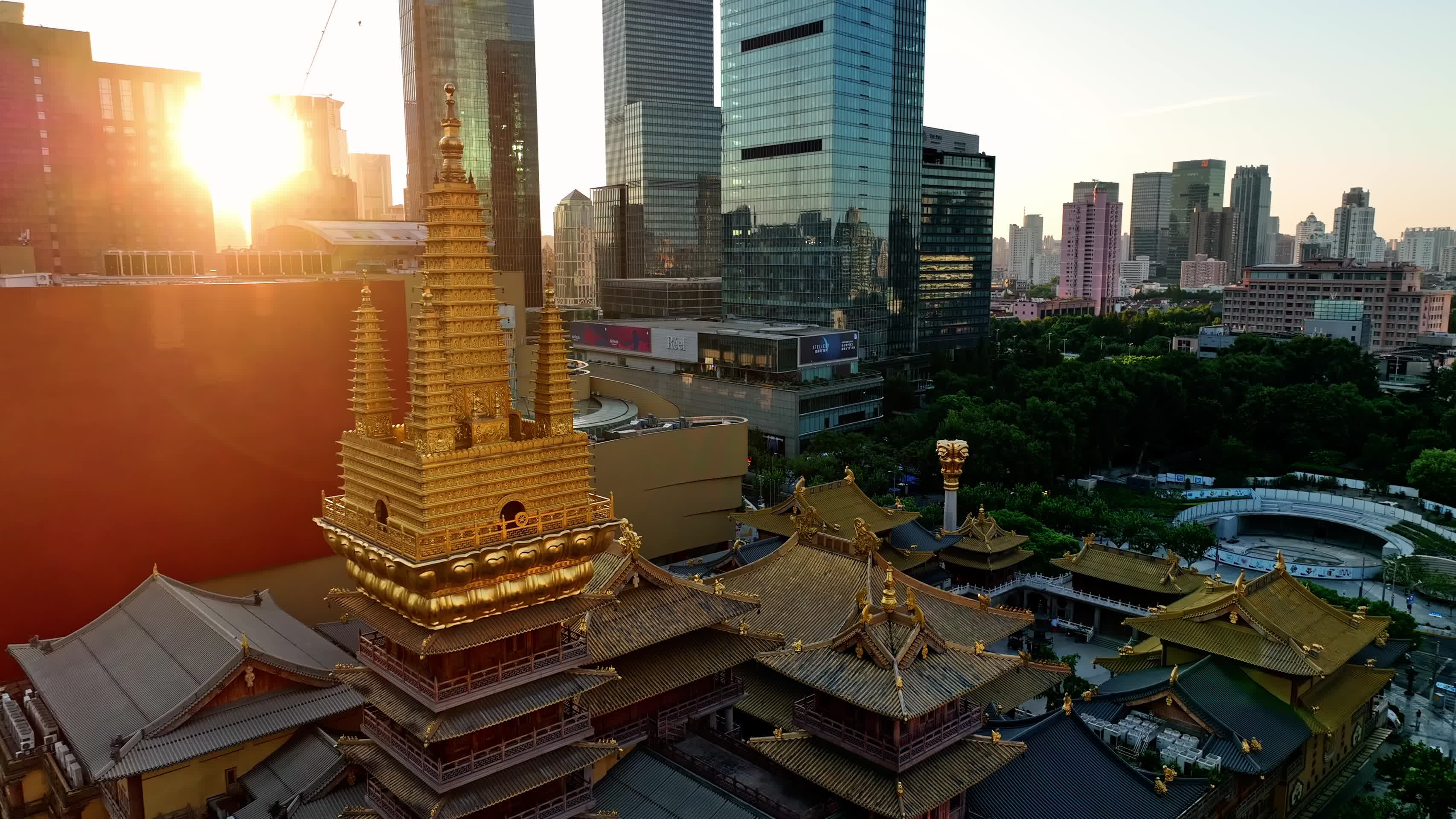 4K上海静安寺日出超清质感航拍视频的预览图