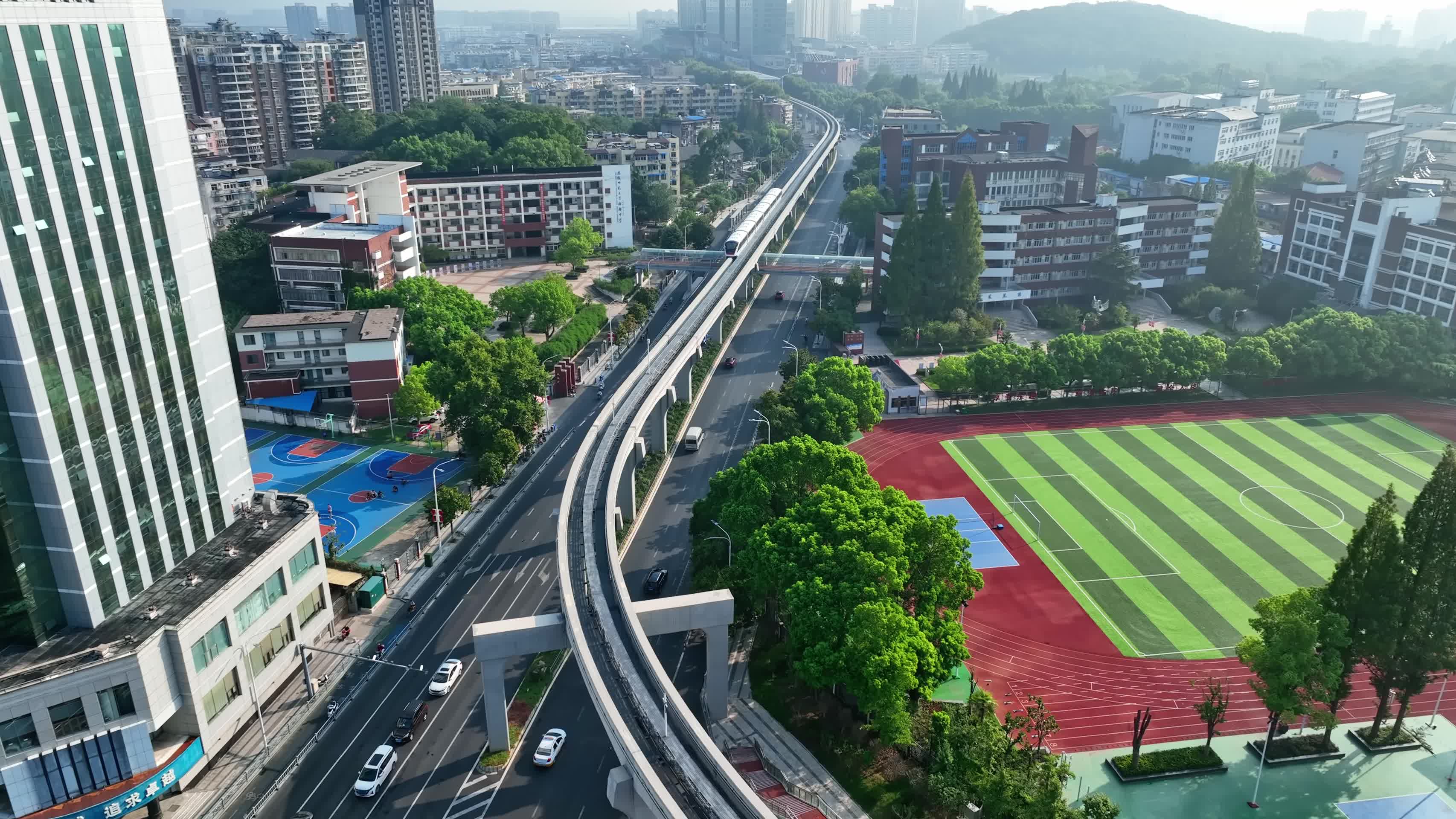 安徽芜湖城市轻轨航拍视频的预览图