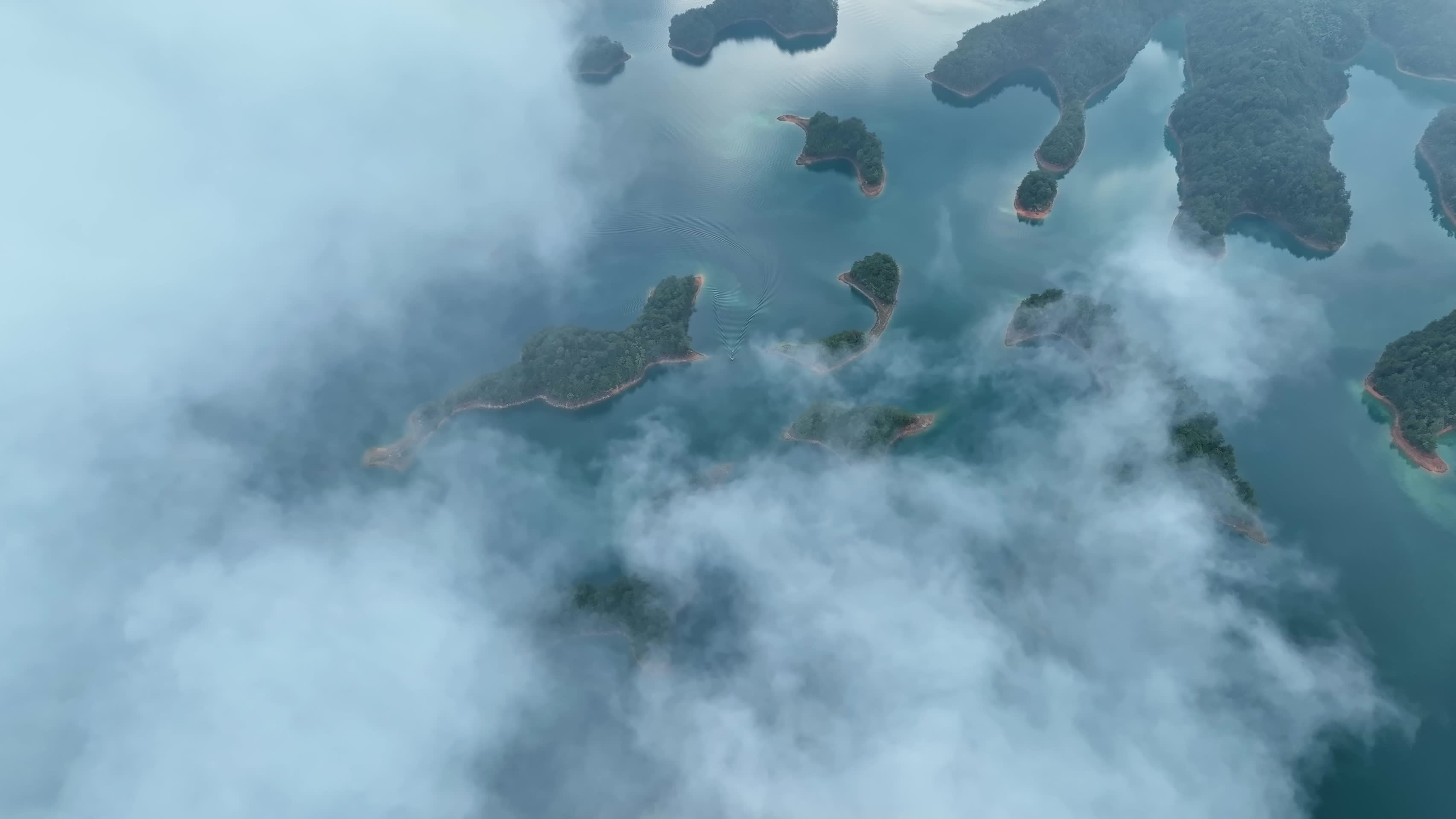杭州淳安千岛湖宣传片绿水青山云海仙境航拍视频的预览图
