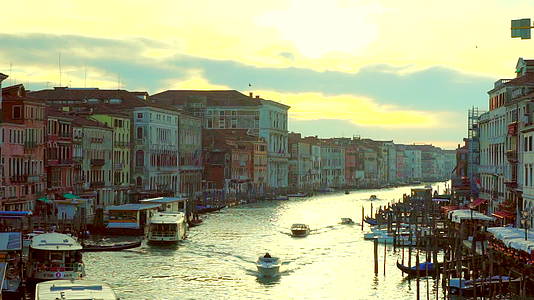 夕阳下威尼斯货运码头的城市交通延时摄影和海鸥合集视频的预览图