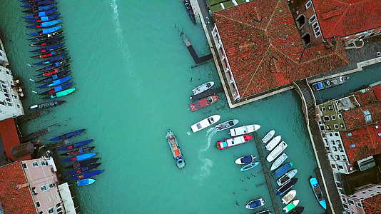 法国威尼斯水城清晨上空城市交通轮船无人机航拍合集视频的预览图
