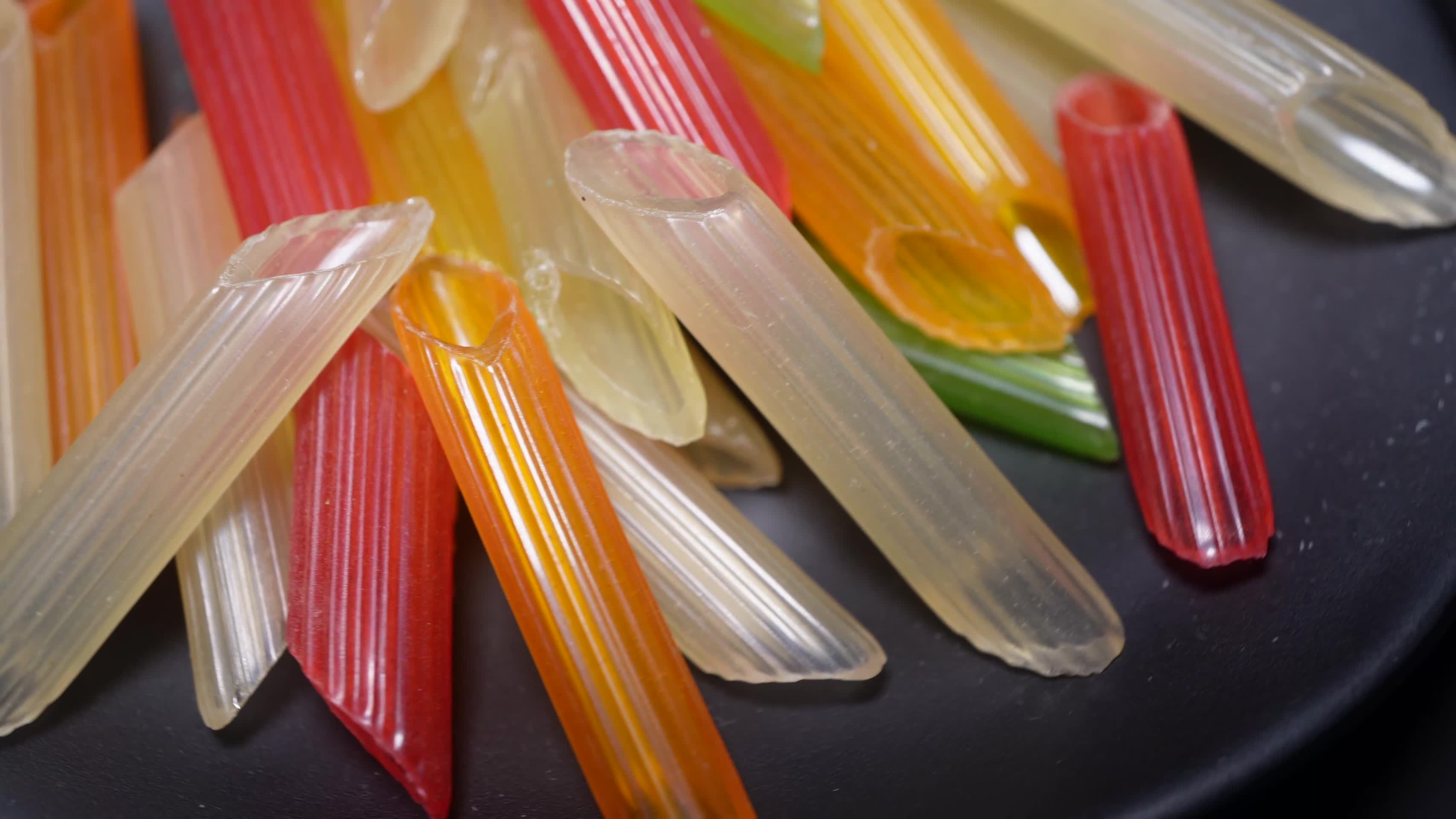彩色意大利面膨化食品油炸零食视频的预览图