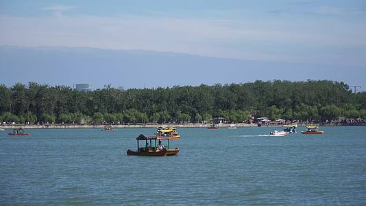 水上娱乐划船景区游客夏季避暑视频的预览图