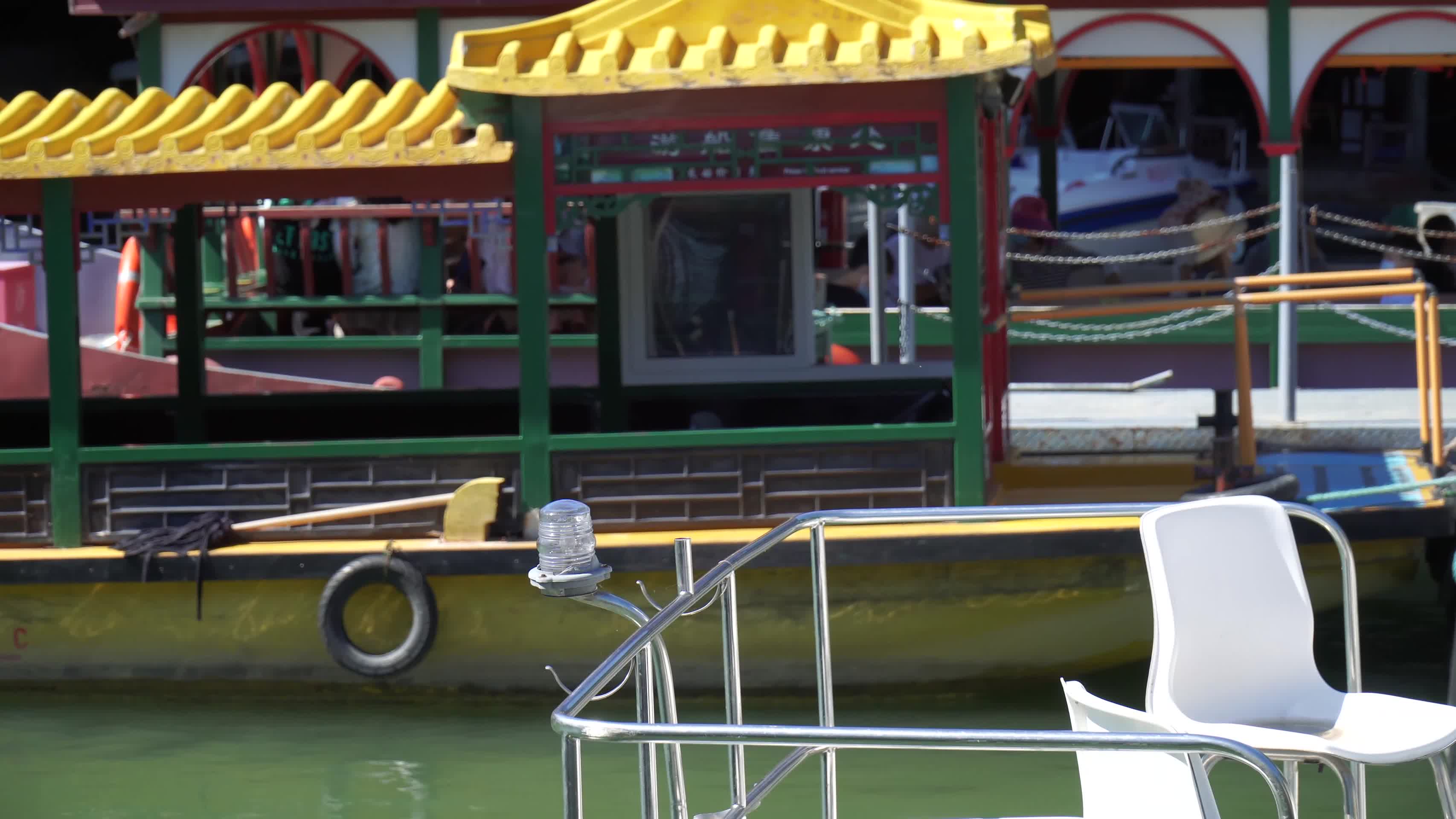 渡轮船只游湖划船游船湖上颐和园视频的预览图