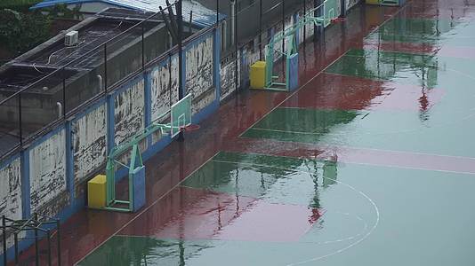 积水的雨后篮球场塑胶运动场视频的预览图