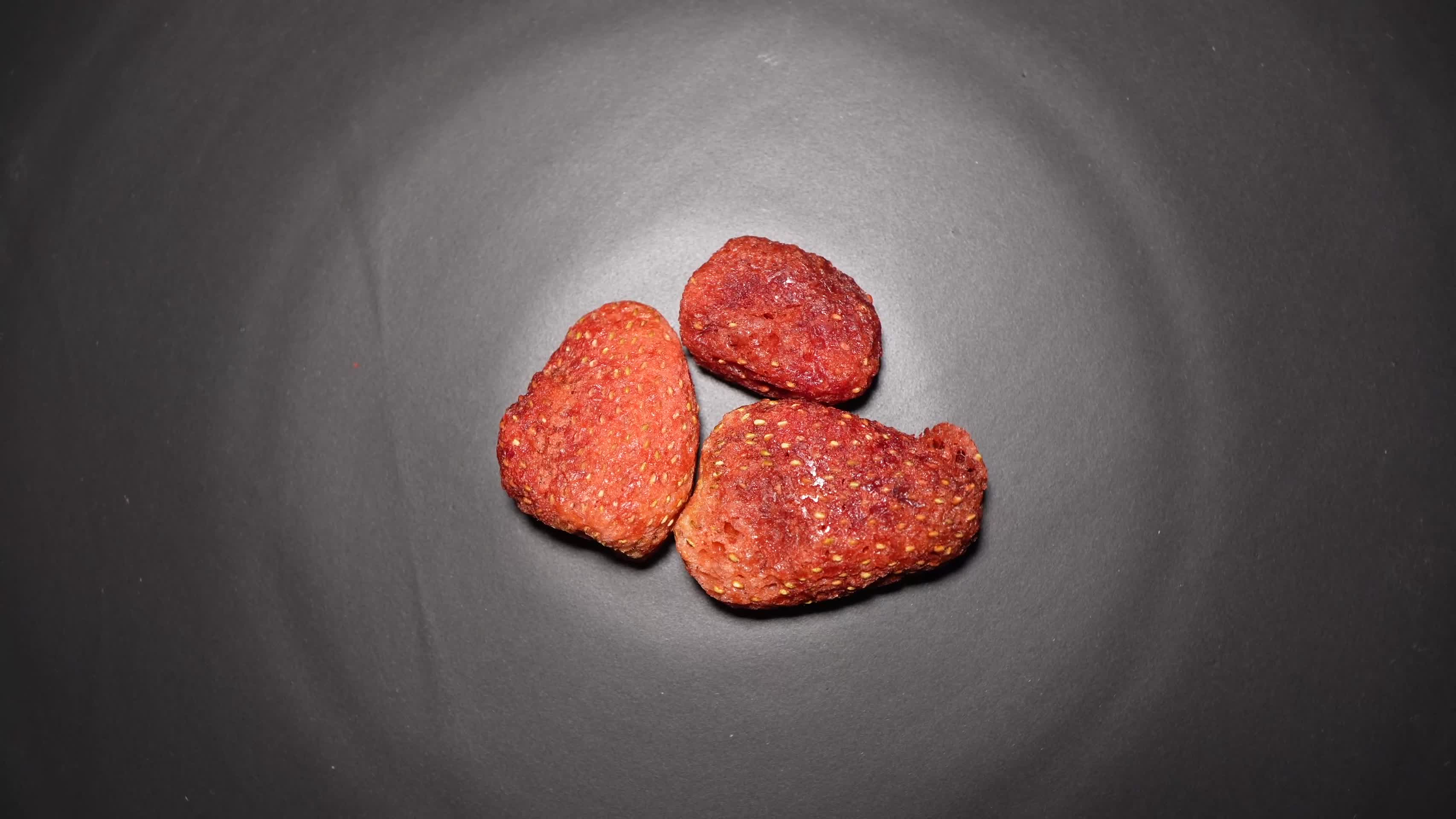 草莓冻干水果干酥脆视频的预览图