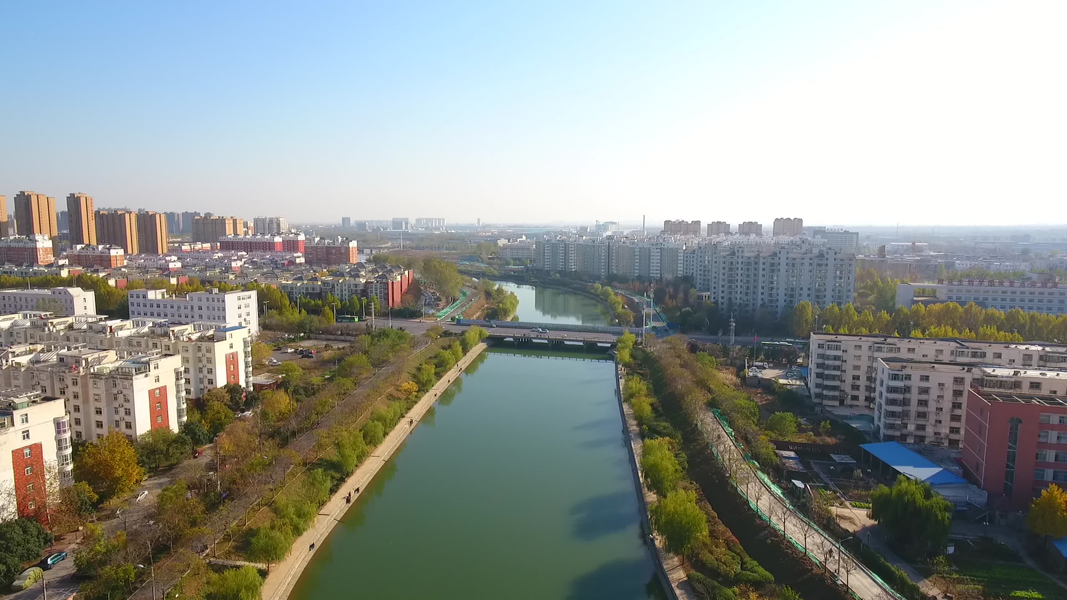 航拍河南城市河流视频的预览图