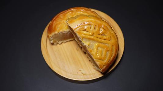 莲蓉月饼中秋传统糕点赏月视频的预览图