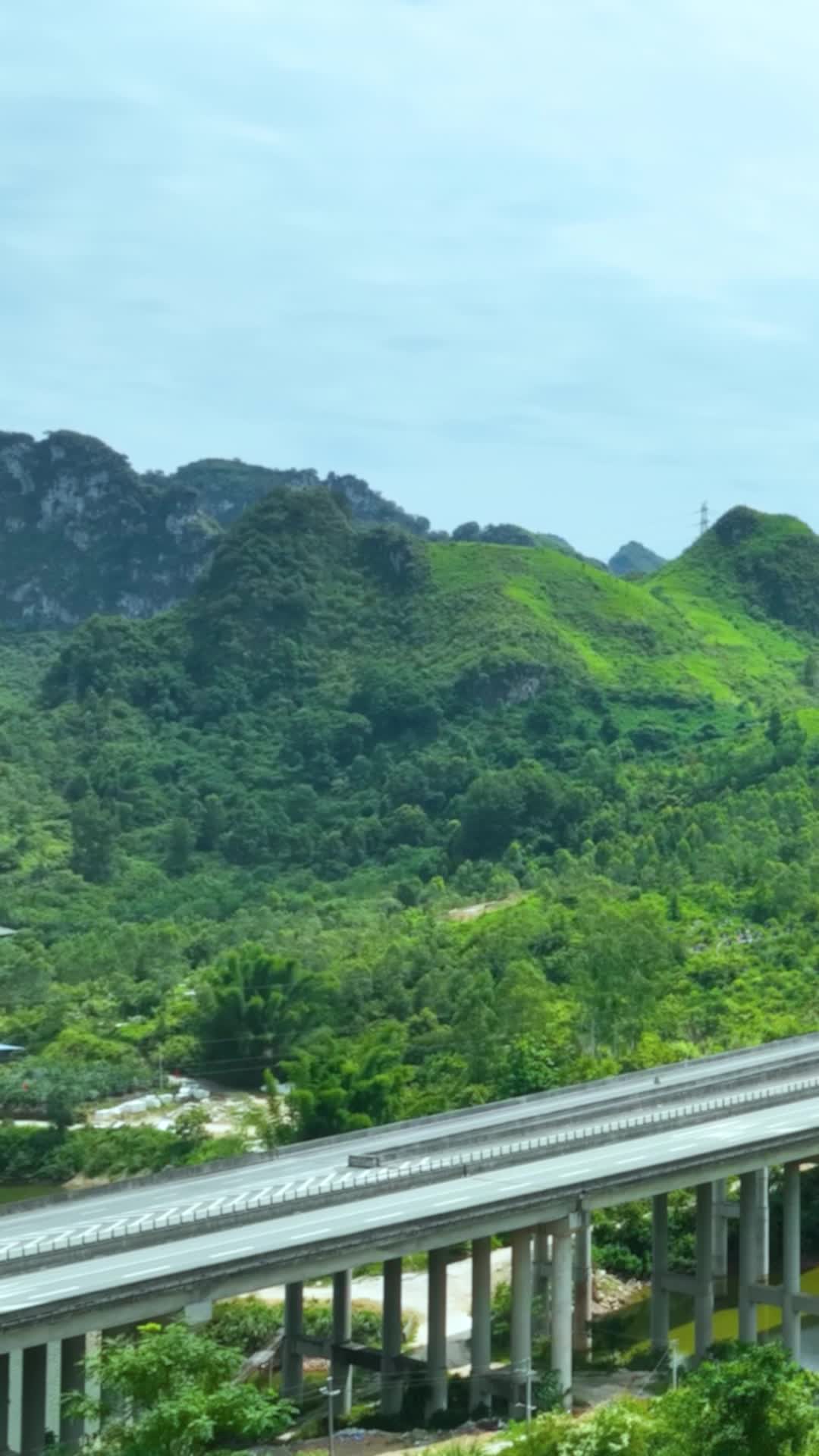 高清竖屏航拍高速公路最美风光视频的预览图