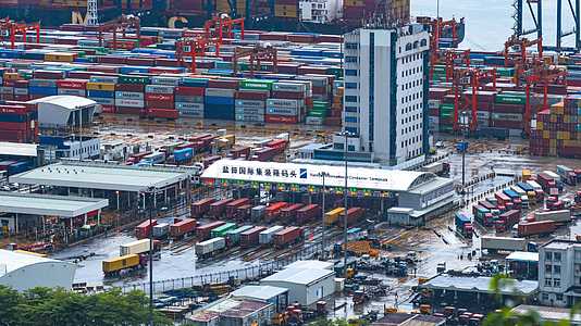 8K深圳盐田港大货车排队进入集装箱码头视频的预览图