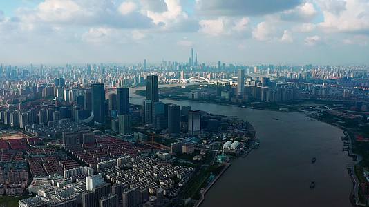 横贯上海的黄浦江视频的预览图