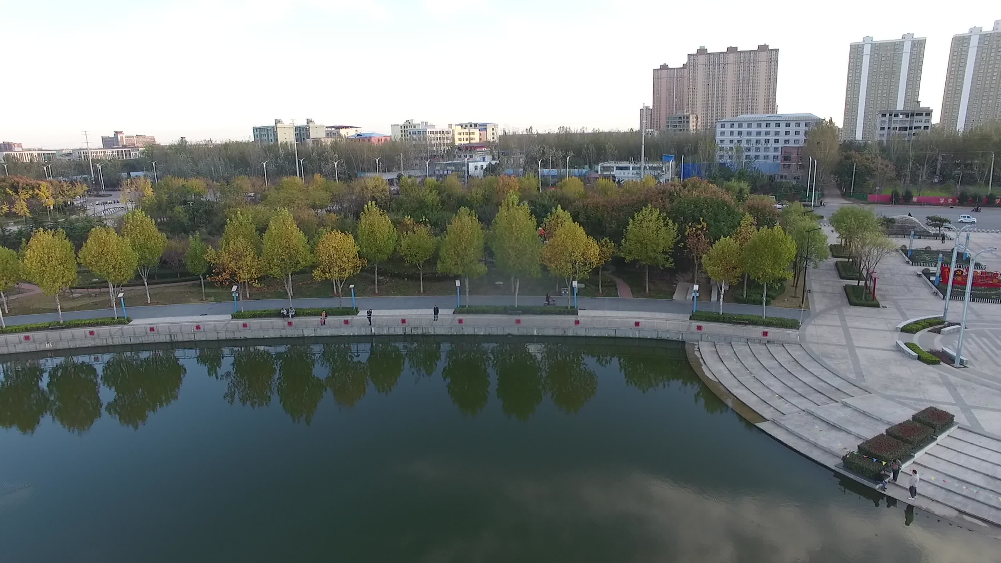 航拍河南现代化建筑及城市绿化视频的预览图