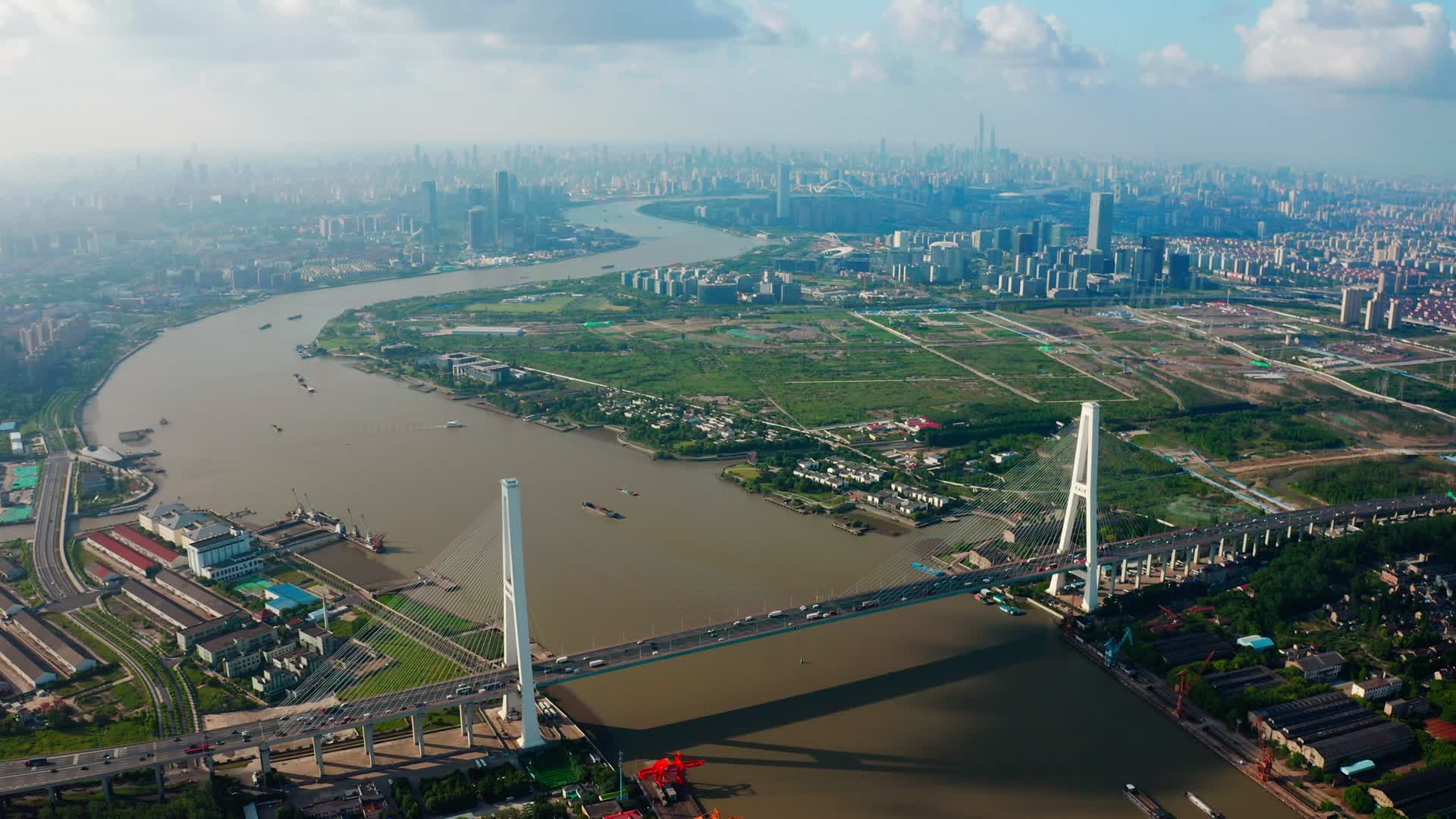 横跨黄浦江的大桥视频的预览图