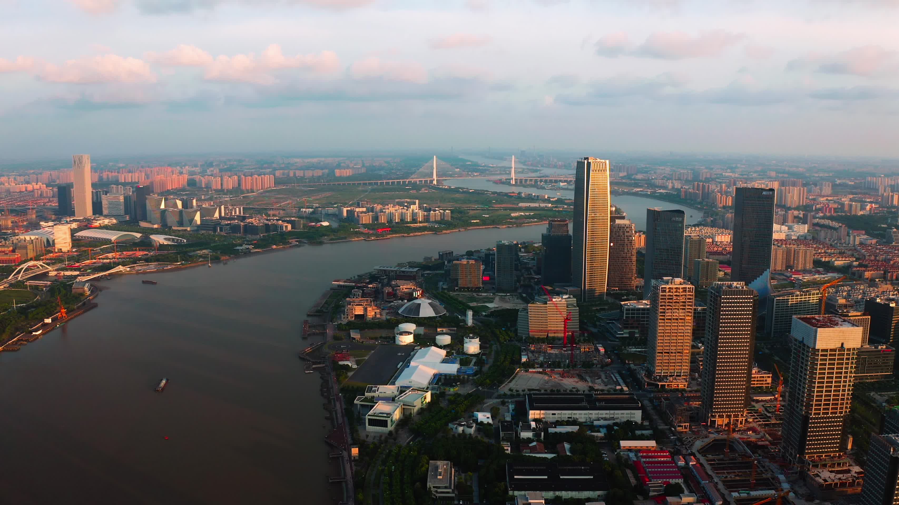 黄浦江两岸的城市建筑视频的预览图