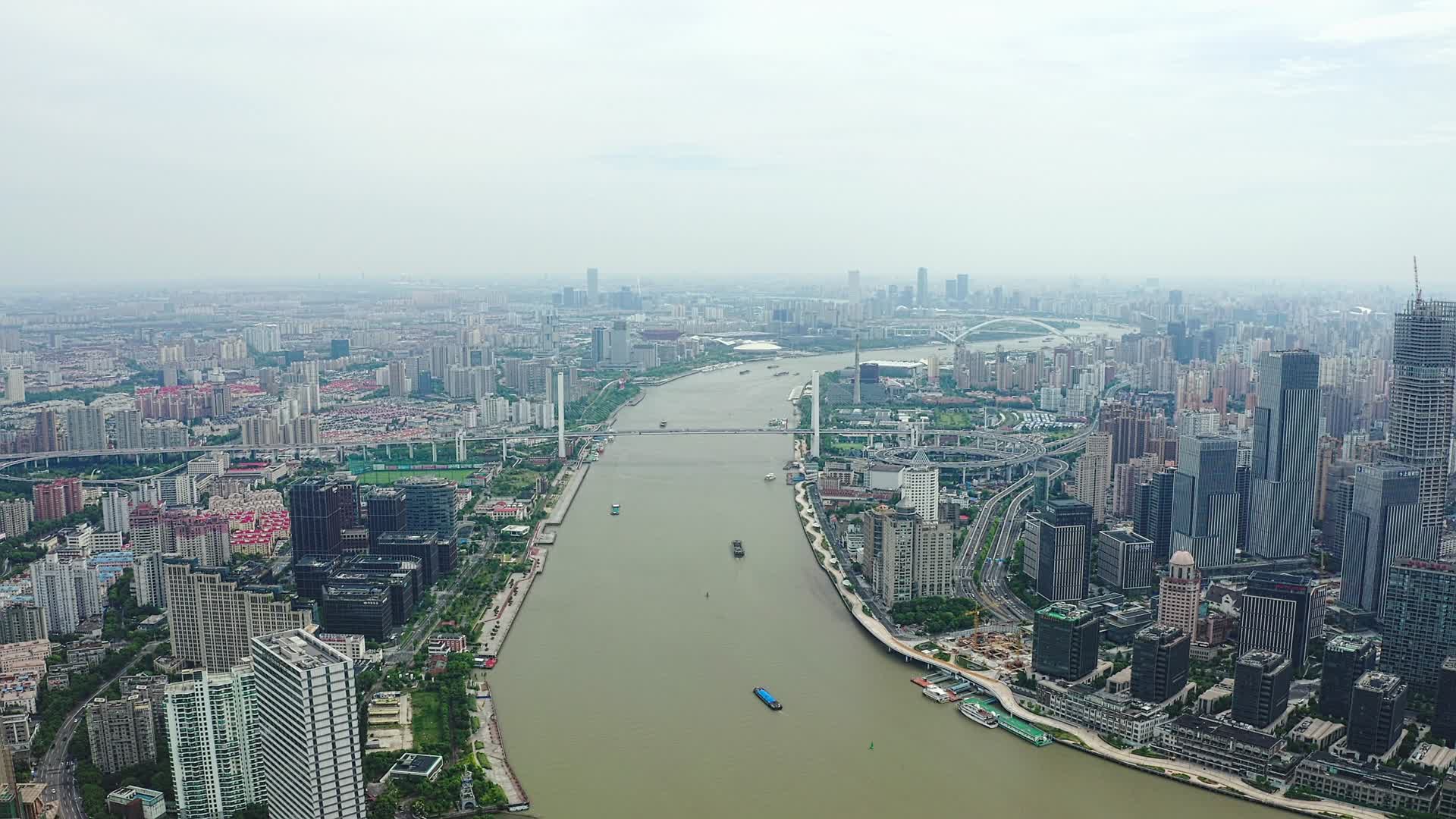 航拍上海的南浦大桥视频的预览图
